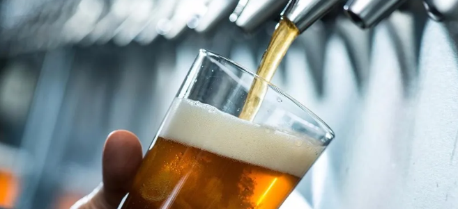 天泰精酿啤酒厂分享倒酒方式得讲究
