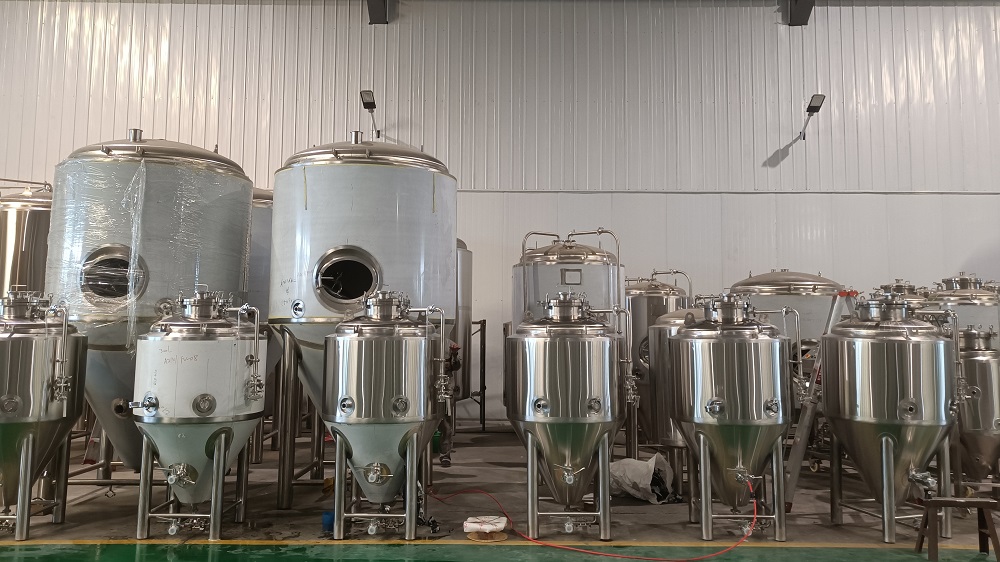 天泰不同大小精酿啤酒发酵罐