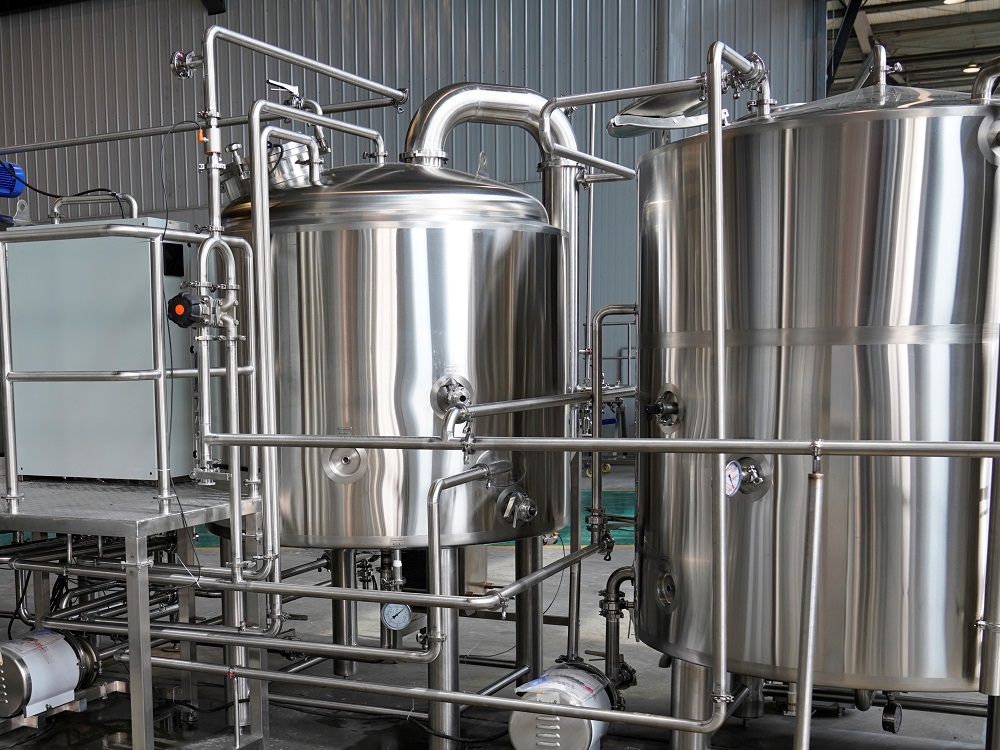 天泰啤酒啤酒煮沸锅背面