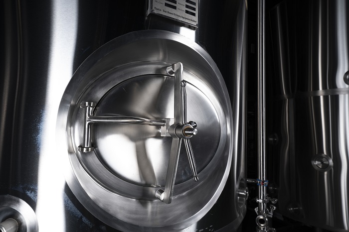 锥形发酵罐的温度控制如何影响啤酒的发酵周期和风味？